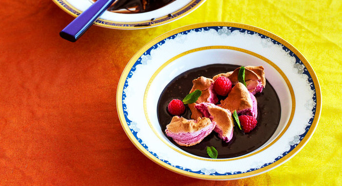 Малиновое суфле в шоколадном соусе