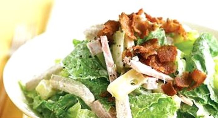 Салат с беконом, индейкой и сыром