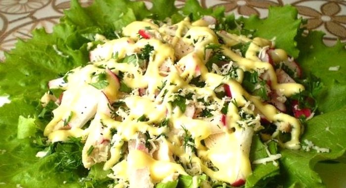 Куриный салат с редисом и зеленью