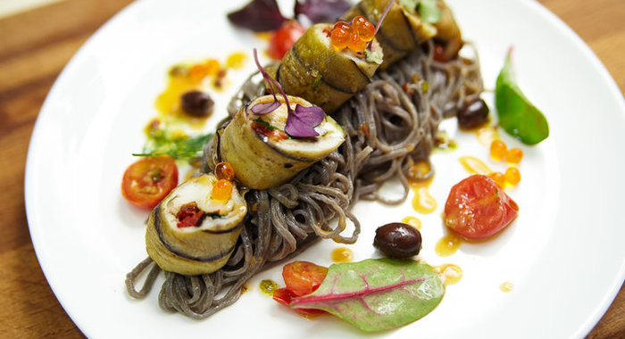 Паста с роллом из дорадо и креветки