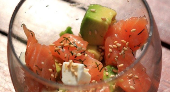 Салат с авокадо и копченым лососем