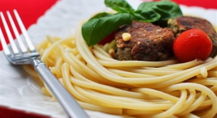 Баклажанные фрикадельки с кедровыми орешками и пармезаном