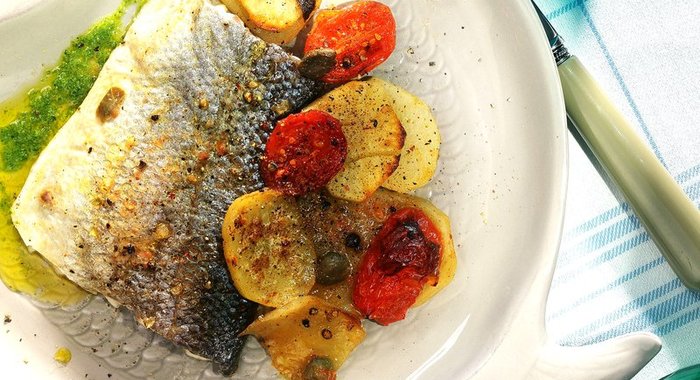 Сибас с картофелем, каперсами и помидорами