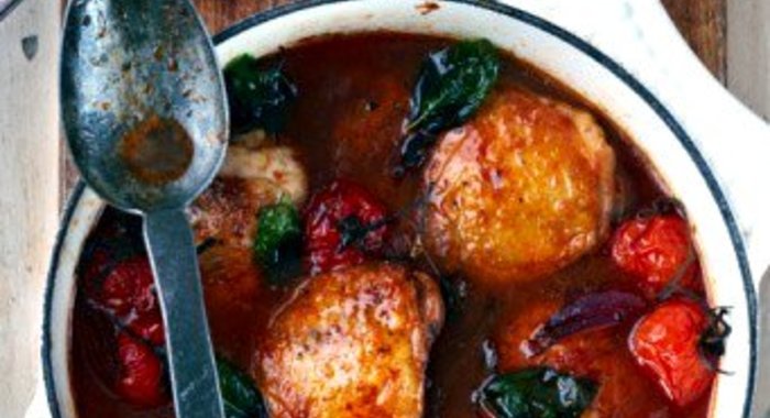 Тушеная курица в ароматном томатном соусе (Pastitsatha)