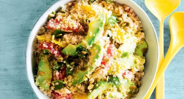 Киноа с копченым лососем и глазуньей