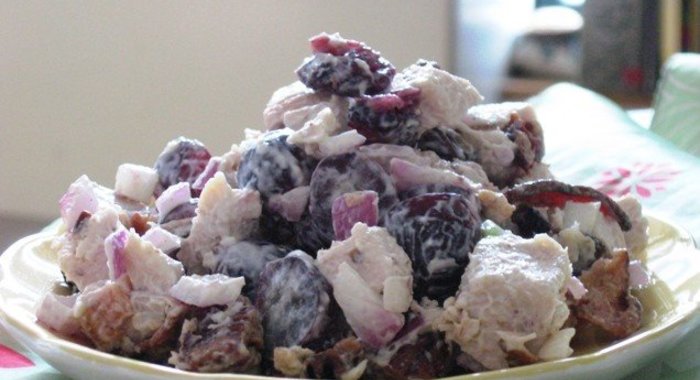 Салат куриный с виноградом и орехами