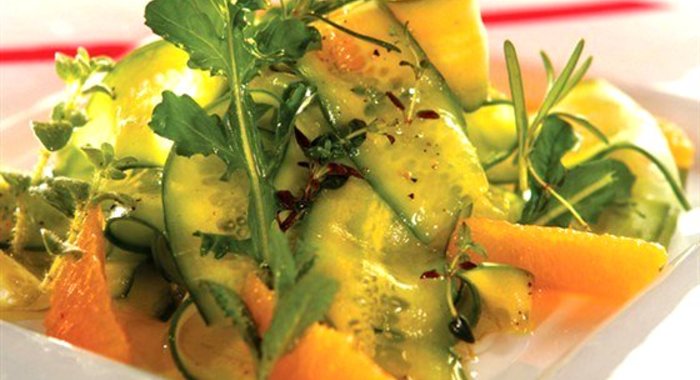 Салат из огурцов со свежими травами, дольками апельсина и цедрой