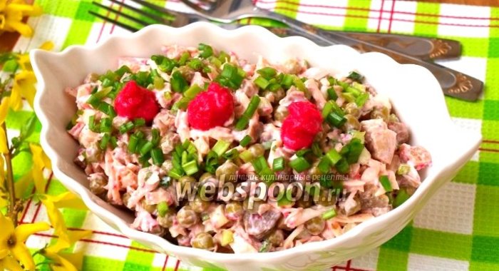 Салат с курицей, сыром и маринованными грибами