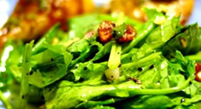 Салат Джемми из шпината и клюквы