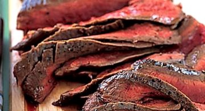 Стейк с луком, перцем и фасолью