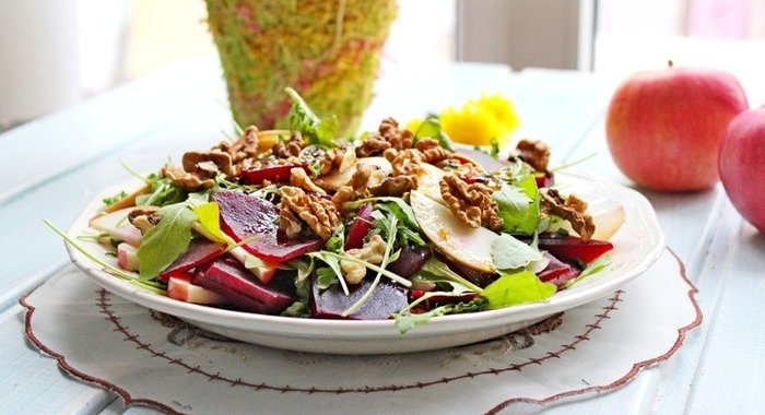 Салат с яблоком, свеклой и грецкими орехами