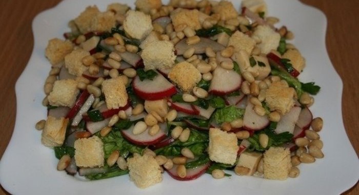 Салат с редисом и сухариками