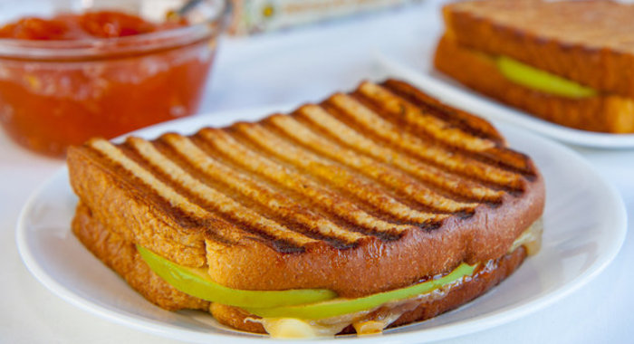 Сэндвич с сыром, яблоком и инжирным джемом