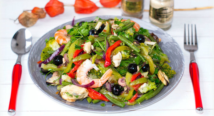 Салат с овощами и морским коктейлем