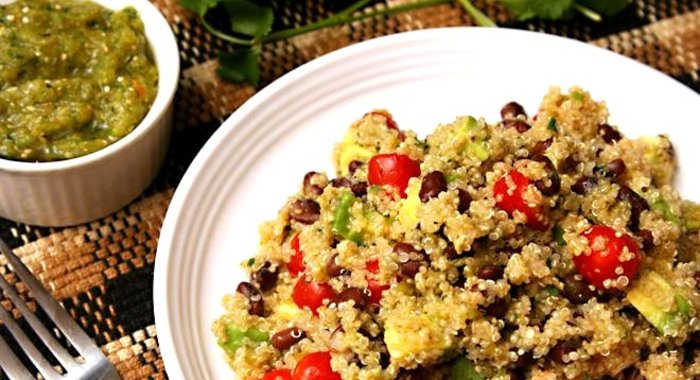 Салат с фасолью, квиноа и томатилло