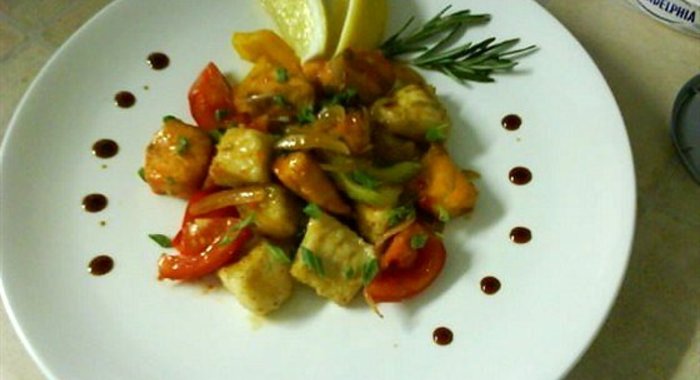 Филе жареного лосося и судака с овощами под пикантным соусом