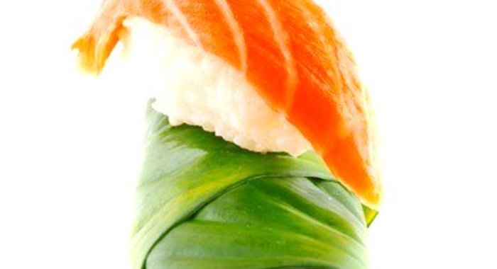 Суши из лосося в листьях свеклы