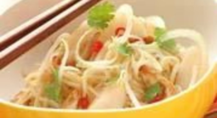 Тайский салат с курицей и грушей