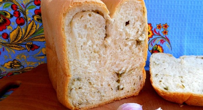 Хлеб с укропом и чесноком в хлебопечке