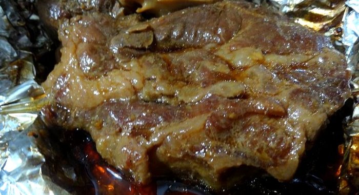 Нежные свиные стейки, запеченные в духовке