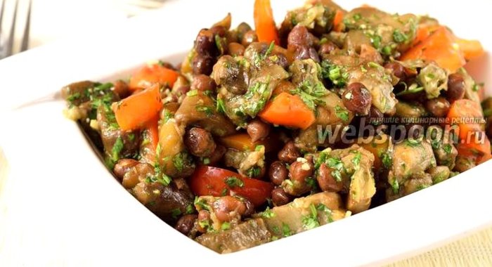 Коричневый нут с баклажанами и со сладким перцем