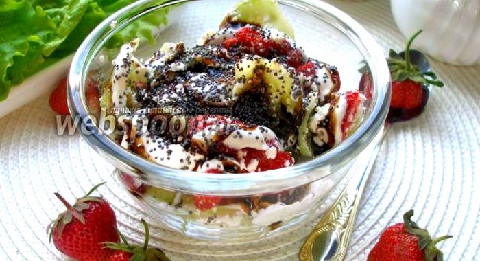 Салат клубнично-огуречный