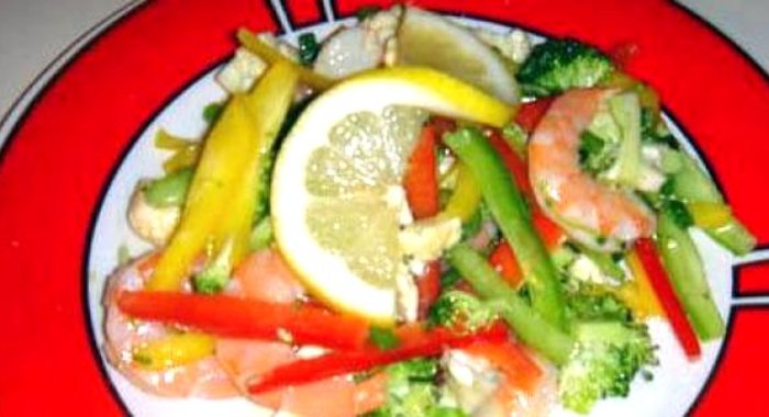 Овощной салат с креветками и лимоном