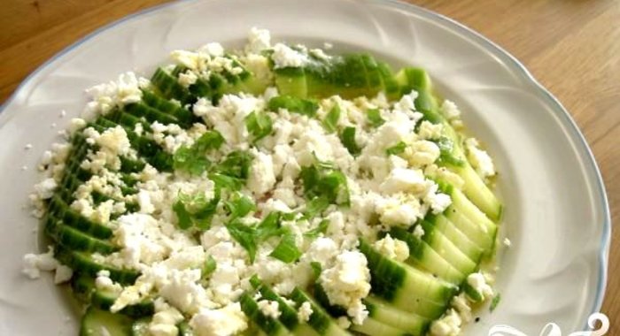 Простой огуречный салат с сыром Фета