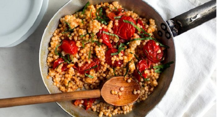 Кускус с томатами черри и базиликом