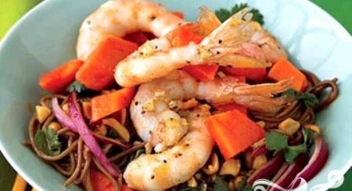 Салат с папайей, креветками и лапшой