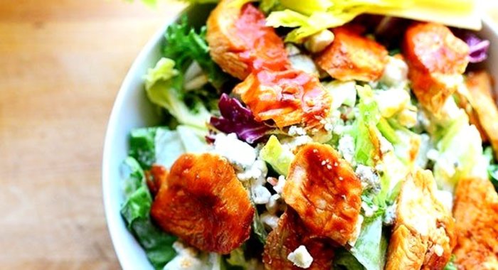 Салат с жареной курицей