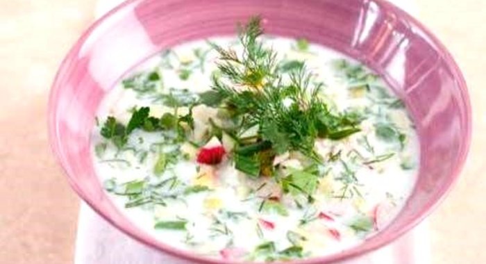 Холодный суп из простокваши с зеленью и ветчиной