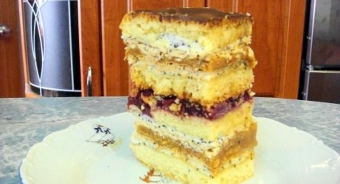 Пляцок вишневый с безе и шоколадом