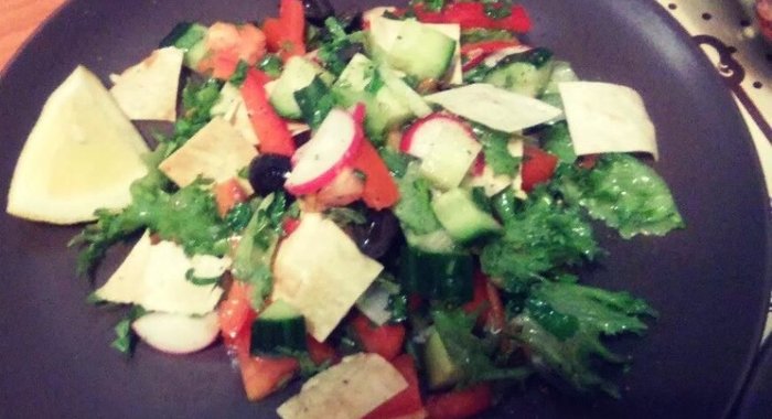 Салат Фатуш с хрустящими чипсами из лаваша