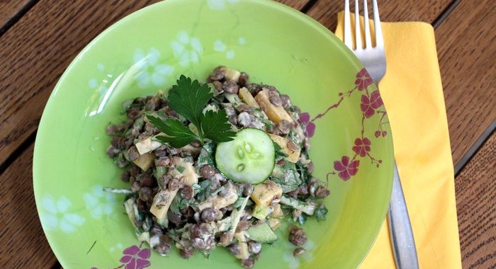 Чечевичный салат с огурцом