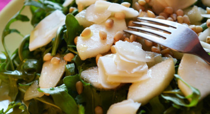 Салат с грушами, рукколой и козьим сыром