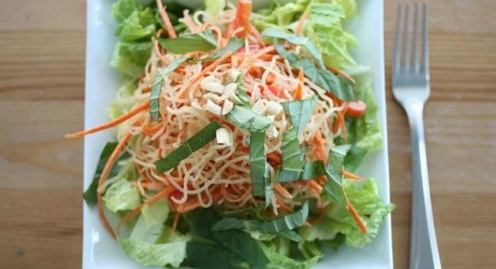 Тайский салат с лапшой