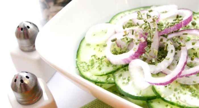 Огуречный салат с красным луком, укропом и сметаной по‑гречески