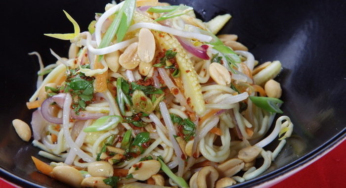 Вегетарианский салат с лапшой