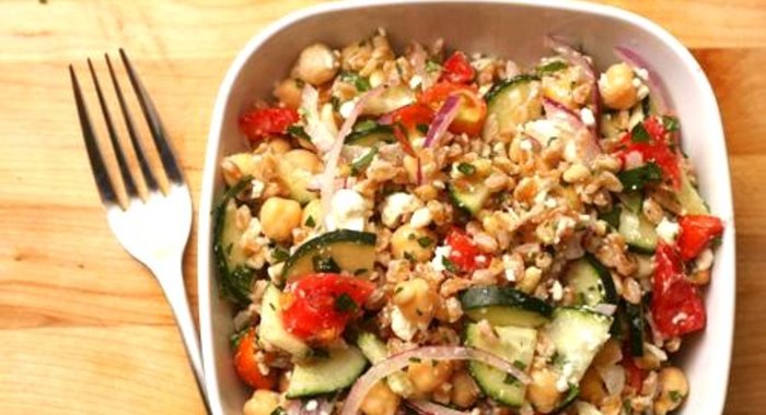 Салат с фарро, овощами и кедровыми орешками