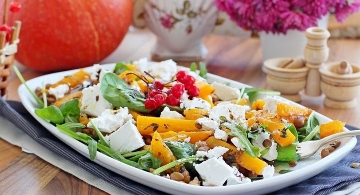 Теплый салат с тыквой и чечевицей