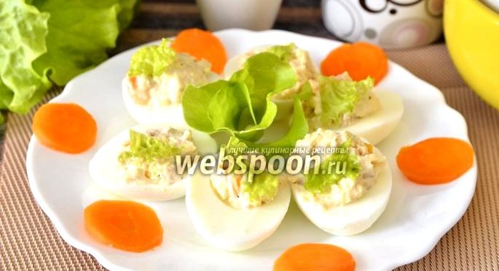 Яйца фаршированные икрой трески, морковью, сыром и листьями салата