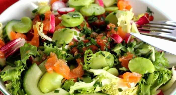 Овощной салат с копченой форелью