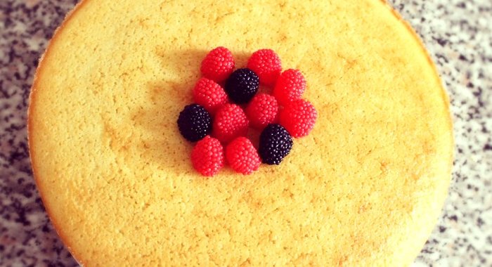 Манник на кефире с изюмом и ягодами