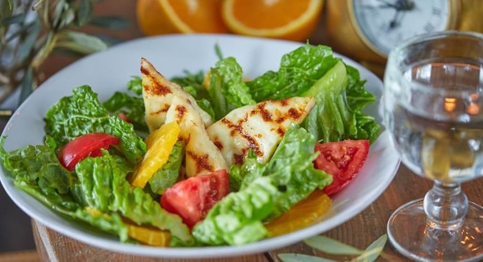 Марули Мэ Халуми (зеленый салат латук с сыром Халуми, апельсином и томатами)