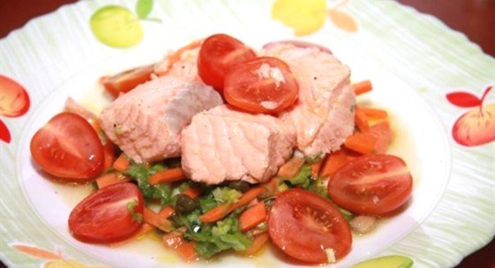 Семга с морковным салатом