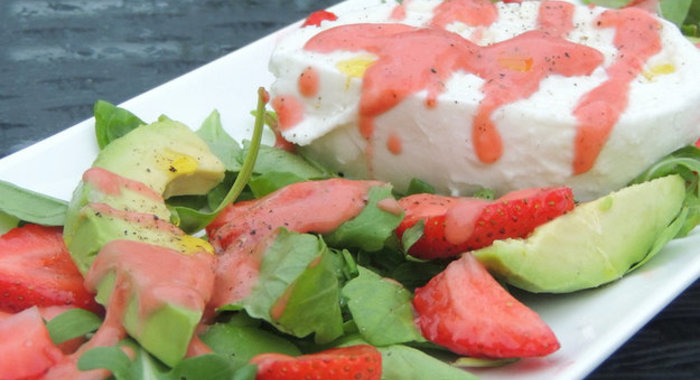 Салат с моцареллой, клубникой и авокадо