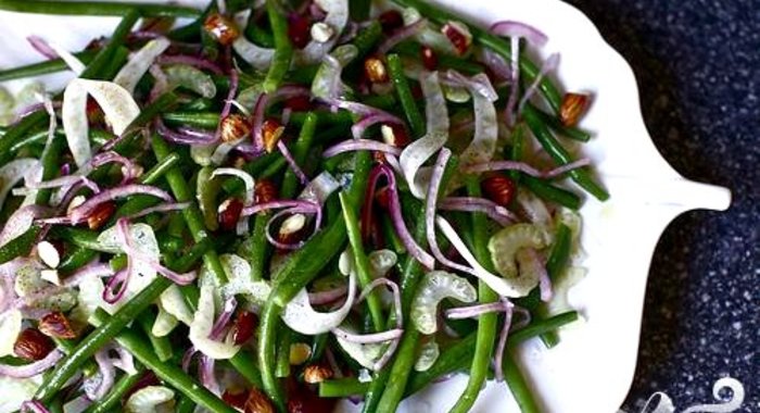 Салат с фасолью, луком и миндалем