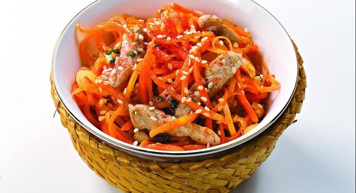 Салат из моркови со свининой