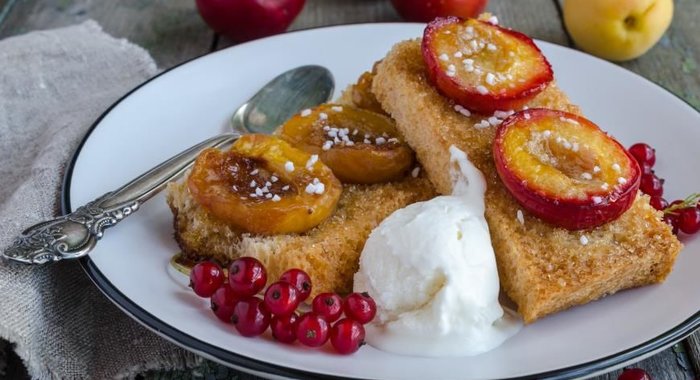 Гренки со сливами и абрикосами.